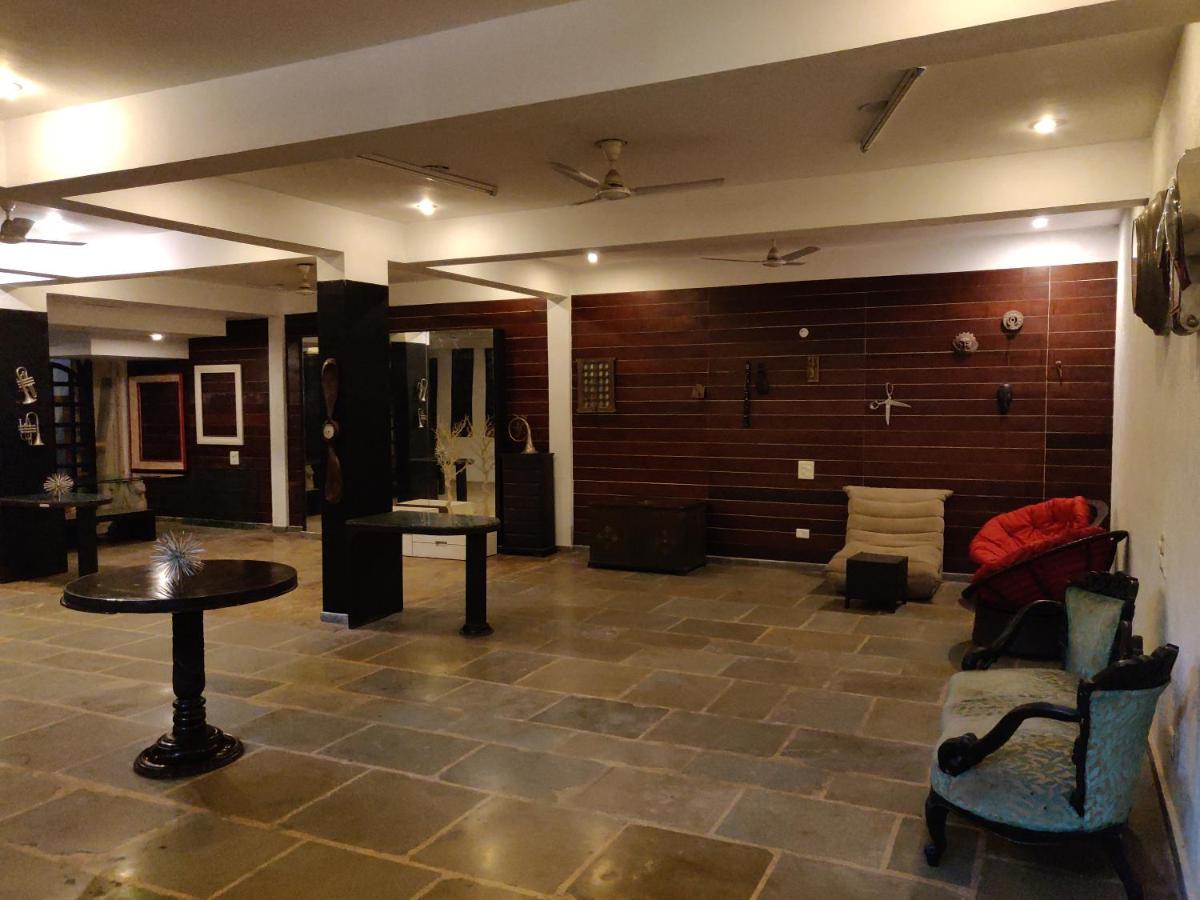 Aakritii Hotels Ґурґаон Екстер'єр фото